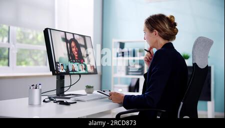 Webcast sull'intervista virtuale alle mansioni utilizzando la videoconferenza online Foto Stock