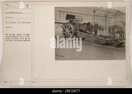 Didascalia: Il tenente Sintzenich, fotografo durante la prima guerra mondiale, ha catturato questa immagine il 22 novembre 1918. La fotografia mostra una pistola da 135 mm che misura 15 piedi e 6 pollici di lunghezza. Il cannone è contrassegnato con il numero 61 ed è stato prodotto da Fried Krupp A. G. Essen nel 1916. Il suo peso è di 3269 kg. Questa pistola si trovava a Londra, in Inghilterra. Foto Stock