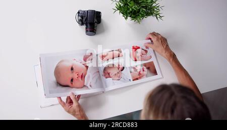 Guarda l'album fotografico della famiglia. Libro di memoria Foto Stock