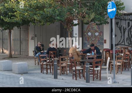 Nicosia, Cipro - 7 novembre 2020: La gente riposa nella caffetteria in via Ermou, nel centro storico di Nicosia Foto Stock