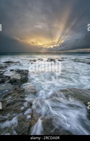 Tramonto tempestoso a North Cottesloe, Australia Occidentale Foto Stock