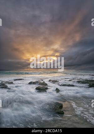 Tramonto tempestoso a North Cottesloe, Australia Occidentale Foto Stock