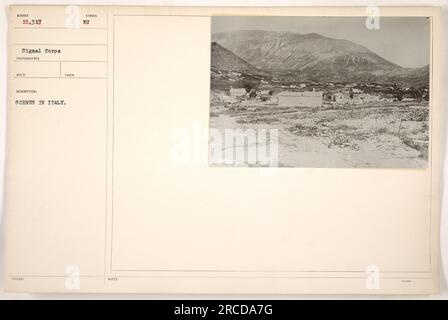 Soldati in azione durante la prima guerra mondiale in Italia. L'immagine mostra l'ambiente intenso del campo di battaglia, con soldati che si prendono copertura e si impegnano in combattimento. Questa fotografia cattura lo spirito coraggioso e resiliente dell'esercito americano durante la guerra. Foto Stock