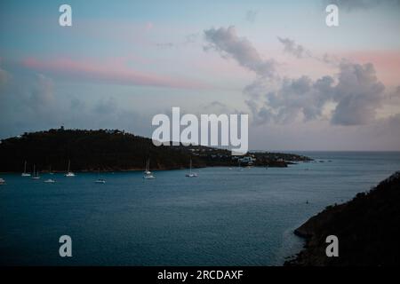 Vista tranquilla di St Thomas da una nave da crociera al tramonto Foto Stock
