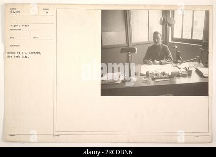 Una scena d'ufficio affollata al Q.M. (Quartermaster) uffici a New York City durante la prima guerra mondiale. Soldati e ufficiali possono essere visti lavorare e comunicare. Questa foto è stata scattata dal Signal Corps ed è numerata 64.395. Cattura le attività quotidiane dell'amministrazione militare durante la guerra. Foto Stock