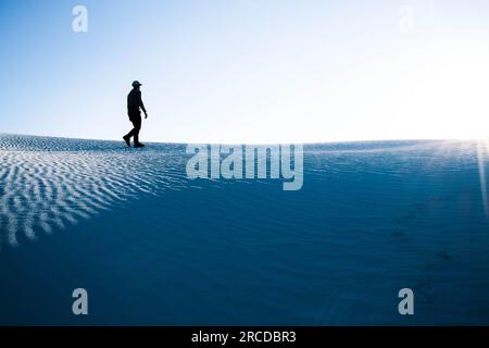 Silhouette di uomo che entra sulle dune Foto Stock
