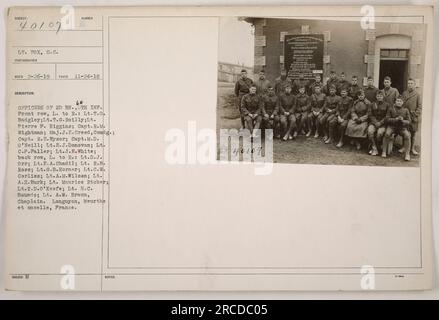 In questa foto della prima guerra mondiale, il tenente Fox cattura un gruppo di 60 ufficiali del 2nd Battalion, 5th Infantry. La prima fila, da sinistra a destra, è composta dal tenente T.O. Badgley, tenente T.G. Roilly, tenente Pierre P. Higgins, capitano R.M. Wightman, maggiore J.E. Creed (ufficiale comandante), capitano R.E. Wysor, capitano M.D. O'Neill, tenente E.J. Donovan, tenente C.P. Faller, e il tenente J.E. White. Nella fila posteriore, da sinistra a destra, c'è il tenente D.J. Orr, tenente E.A. Chadil, tenente R.B. Ross, tenente G.B. Horner, tenente C.W. Corliss, tenente AM Foto Stock