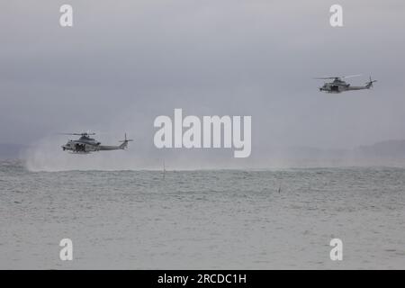 14 luglio 2023, Ternate, Cavite, Filippine: Elicotteri UH-1Y degli Stati Uniti si librano sopra l'oceano prima di far cadere i marines filippini durante un'esercitazione di pattugliamento marittimo e silvicoltura come parte dell'attività semestrale di supporto all'aviazione marina o MASAÂ a Ternate, provincia di Cavite a sud di Manila, Filippine. 14 luglio 2023. L'esercizio MASA mira a rafforzare i partenariati regionali, promuovere la cooperazione militare tra le Filippine e gli Stati Uniti e promuovere la stabilità nella regione Indo-Pacifico. MASA, che si svolgerà in tutte le Filippine dal 6 al 21 luglio, fornisce un dyn Foto Stock