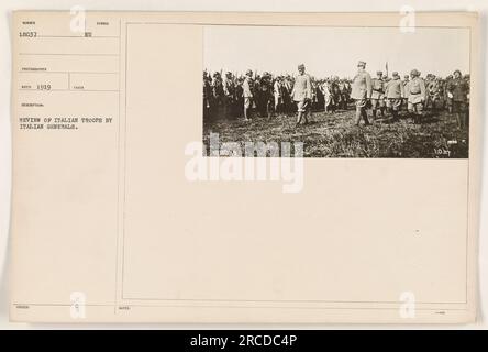 I generali italiani conducono una revisione delle truppe italiane durante la prima guerra mondiale. La fotografia, numerata 18037 e scattata nel 1919, mostra un gruppo di soldati in fila per l'ispezione, con il simbolo dell'UE visibile sullo sfondo. Le note indicano che le dimensioni della fotografia sono 10 x 7 pollici. Foto Stock