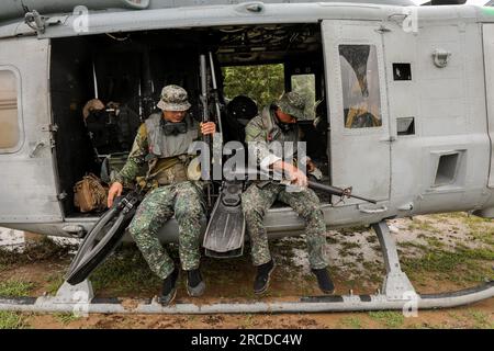 14 luglio 2023, Ternate, Cavite, Filippine: I marines filippini si preparano a bordo di un elicottero UH-1Y prima di un'esercitazione di pattugliamento marittimo e silvicoltura come parte della semi-annuale Marine Aviation Support Activity (MASA) a Ternate, provincia di Cavite a sud di Manila, Filippine. 14 luglio 2023. L'esercizio MASA mira a rafforzare i partenariati regionali, promuovere la cooperazione militare tra le Filippine e gli Stati Uniti e promuovere la stabilità nella regione Indo-Pacifico. MASA, che si svolgerà in tutte le Filippine dal 6 al 21 luglio, fornisce una piattaforma dinamica per il mar delle Filippine Foto Stock