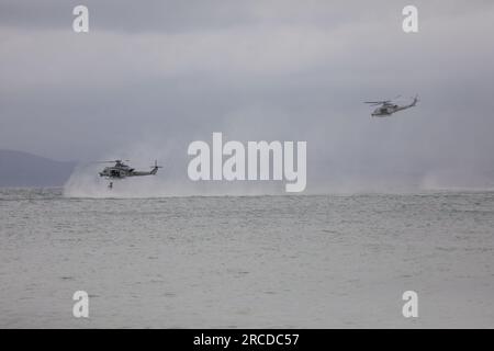 14 luglio 2023, Ternate, Cavite, Filippine: Elicotteri UH-1Y degli Stati Uniti gettano i marines filippini nell'oceano durante un'esercitazione di pattugliamento marittimo e silvicoltura come parte dell'attività semestrale di supporto all'aviazione marina o MASAÂ a Ternate, provincia di Cavite a sud di Manila, Filippine. 14 luglio 2023. L'esercizio MASA mira a rafforzare i partenariati regionali, promuovere la cooperazione militare tra le Filippine e gli Stati Uniti e promuovere la stabilità nella regione Indo-Pacifico. MASA, che si svolgerà in tutte le Filippine dal 6 al 21 luglio, fornisce una piattaforma dinamica per il Foto Stock