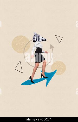 Illustrazione di collage verticale della testa insolita freccia di crescita di business lady progresso zebra isolata su sfondo beige Foto Stock