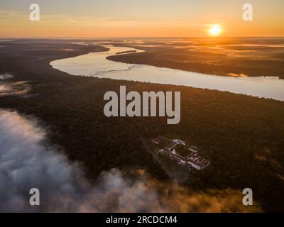 Splendida vista aerea del grande fiume Iguazú e della verde foresta pluviale Foto Stock