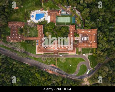 Splendida vista aerea dell'edificio dell'hotel Cataratas e della giungla verde Foto Stock