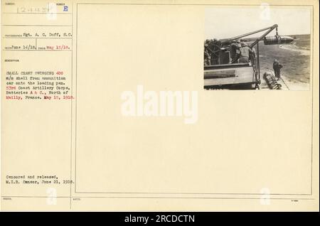 Si vede una piccola gru che fa oscillare un guscio di 400 m/m da un'auto munizionatrice su un piano di carico. Questa attività ebbe luogo nel 53rd Coast Artillery Corps, batterie A & C, a nord di Mailly, in Francia, il 15 maggio 1918. La foto è stata scattata dal sergente A. C. Duff in questa data ed è stata successivamente censurata e pubblicata da M.I.B. Censor il 21 giugno 1918. Foto Stock