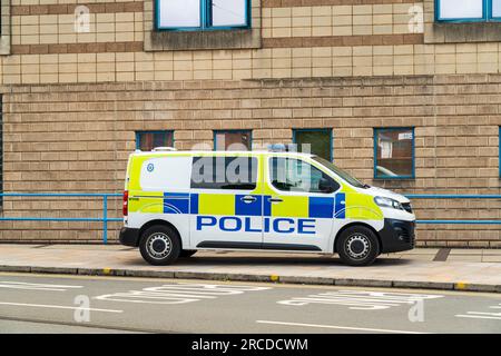 Wolverhampton, Regno Unito - 13 luglio 2023: Un furgone fisso della polizia parcheggiato fuori dal tribunale di Wolverhampton] Foto Stock