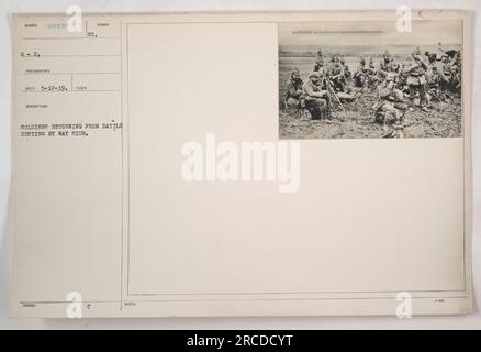 I soldati degli Stati Uniti riposano lungo la strada dopo essere tornati dalla battaglia durante la prima guerra mondiale, come catturato in questa fotografia numero 66420. La foto è stata scattata da un fotografo sconosciuto il 12 maggio 1919 in Europa. I soldati vengono mostrati in pausa, presumibilmente esausti dai loro recenti compiti di combattimento. Questa immagine indica una pausa momentanea tra i tumulti della guerra. Foto Stock