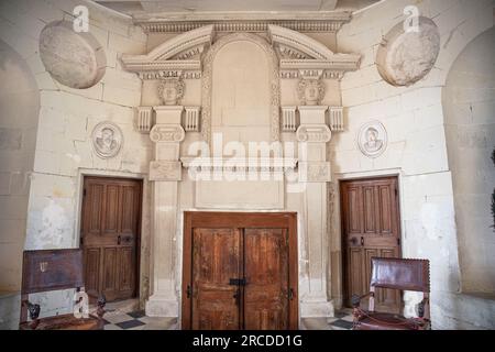 Dettaglio di un corridoio con porte in legno e sculture sulle pareti bianche del Chteau de Chenonceau in Francia Foto Stock