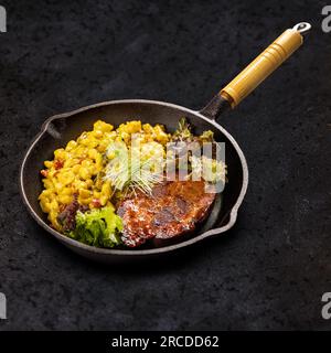 Filetto di maiale arrosto, succulento e succulento pezzo di carne al forno guarnito con spaghetti fatti in casa Foto Stock