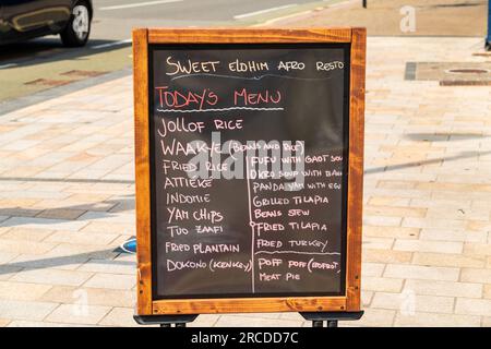 Wolverhampton, Regno Unito - 13 luglio 2023: Menu per il ristorante africano Sweet Elohim Afro resto a Wolverhampton, Regno Unito Foto Stock