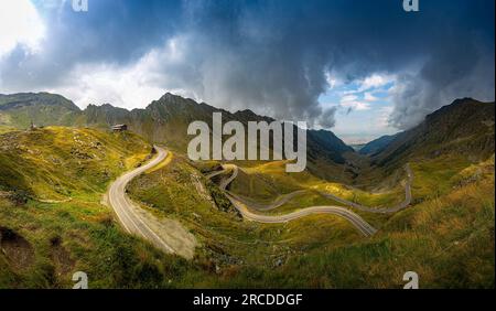 Splendido paesaggio montano. Strada di montagna con cielo tempestoso. Autostrada Transfagarasan, la strada più bella d'Europa, la Romania Foto Stock