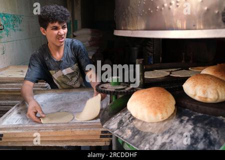 Un giovane consegna il pane al Cairo, in Egitto Foto Stock