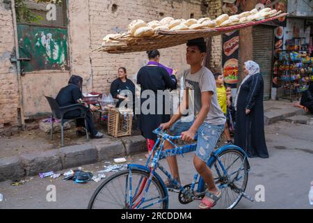 Un giovane consegna il pane al Cairo, in Egitto Foto Stock