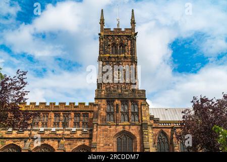 Wolverhampton, Regno Unito - 13 luglio 2023: Esterno della St Peter's Colligiate Church a 15th Century Church a Wolverhampton, Regno Unito Foto Stock