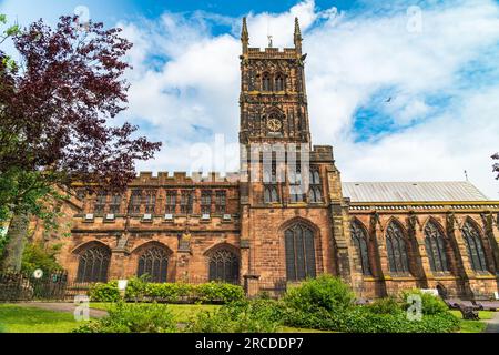 Wolverhampton, Regno Unito - 13 luglio 2023: Esterno della St Peter's Colligiate Church a 15th Century Church a Wolverhampton, Regno Unito Foto Stock