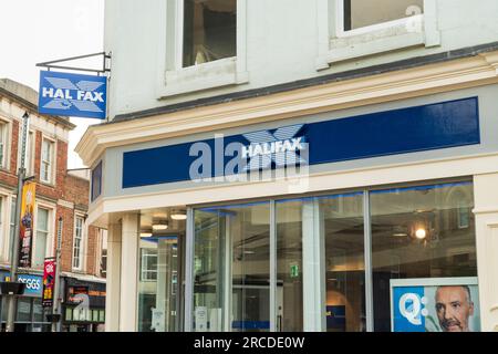 Wolverhampton, Regno Unito - 13 luglio 2023: Facciata dell'Halifax Building Society in Queen Square Wolverhampton con logo Foto Stock