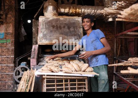 Un giovane prepara il pane al Cairo, in Egitto Foto Stock