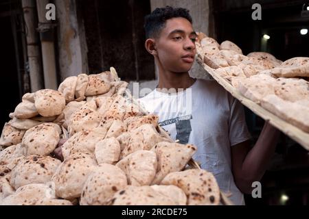 Un giovane consegna il pane al Cairo, in Egitto Foto Stock