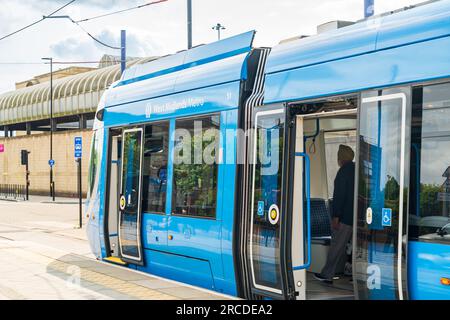 Wolverhampton, Regno Unito - 13 luglio 2023: La metropolitana West Midlands attende i passeggeri per salire a bordo del tram alla fermata St Georges di Wolverhampton, Regno Unito Foto Stock