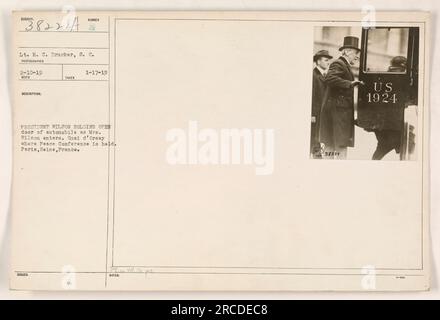 Il presidente Wilson e la signora Wilson al Quai d'Orsay a Parigi, in Francia, durante la Conferenza di pace. Il presidente Wilson tiene aperta la porta della macchina per la signora Wilson mentre arrivano al luogo. Questa foto è stata scattata il 17 gennaio 1919. L'immagine fa parte della collezione 111-SC-38224 tenente H. C. Drucker, S. C.. Foto Stock