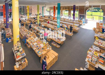 La Lifeline Book Fair 2023 alla Knox Grammar School è la più grande fiera del libro di Sydney con oltre 110,00 libri, CD DVD, dischi in vinile e puzzle in vendita in un periodo di quattro giorni a partire dal 13 luglio di ogni anno. Oltre 400 cacciatori di libri si sono schierati prima dell'inizio e sono stati trattati con una festa di oltre 50 categorie di libri quando le porte si sono aperte. Nella foto: I libri sono disposti sui tavoli nelle loro categorie dai volontari di Lifeline nei tre giorni precedenti l'evento. Credito: Stephen Dwyer Alamy Foto Stock