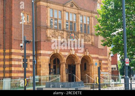 Wolverhampton, Regno Unito - 13 luglio 2023: Facciata della Wolverhampton Central Library a Snow Hill, Wolverhampton Foto Stock