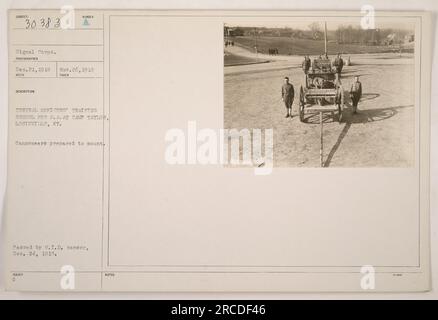 Gli ufficiali della Central Officers Training School a Camp Taylor, Louisville, Kentucky, si preparano a montare cannoni. La foto è stata scattata il 21 dicembre 1918 e ha superato il M.I.D. censor il 24 dicembre 1918. Foto Stock