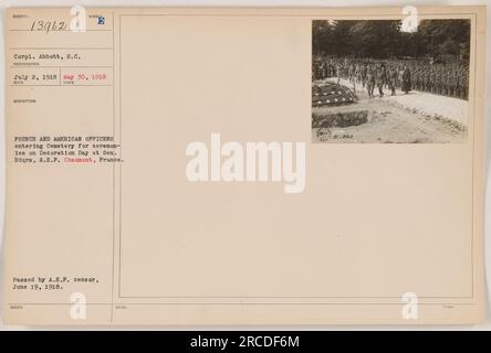 Il caporale Abbott catturò una fotografia il 2 luglio 1918, mostrando ufficiali francesi e americani che entravano in un cimitero per le cerimonie del giorno della decorazione presso il quartier generale, A.E.P. a Chaumont, in Francia. L'immagine è stata autorizzata e approvata dall'A.E.P. censor il 19 giugno 1918, con il numero di riferimento 18962. Foto Stock