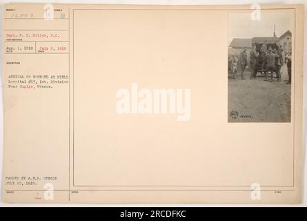 Didascalia: L'immagine mostra l'arrivo dei soldati feriti al Field Hospital n. 13, 1st Division vicino Caplys, Francia durante la prima guerra mondiale. Presa il 2 luglio 1918 dal capitano F.D. Miller, S.C., la fotografia è stata ufficialmente approvata dalla censura A.E.F. ed emessa con il numero 16002.' Foto Stock