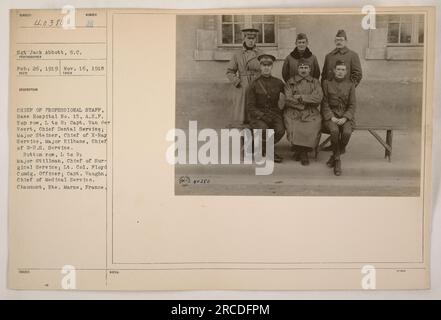 Il sergente Jack Abbott è mostrato in questa fotografia insieme ad altri membri dello staff medico del base Hospital No. 15, A.E.P. Gli individui in cima alla fila, da sinistra a destra, sono il capitano Van der Veert (Chief Dental Service), il maggiore Steiner (Chief of X-Ray Service) e il maggiore Kilbane (Chief of G-U.S. Service). Nella fila inferiore, da sinistra a destra, ci sono il maggiore Stillman (Capo del servizio chirurgico), il tenente colonnello Floyd (Comandante) e il capitano Vaughn (Capo del servizio medico). La fotografia è stata scattata il 26 febbraio 1919, durante la prima guerra mondiale a Chaumont, hte. Marne, Francia. Foto Stock