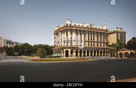 Baku, Azerbaigian - 26 giugno 2023: Una lunga fotografia che cattura il maestoso Four Seasons Hotel e la sua piazza circostante alla luce del giorno Foto Stock