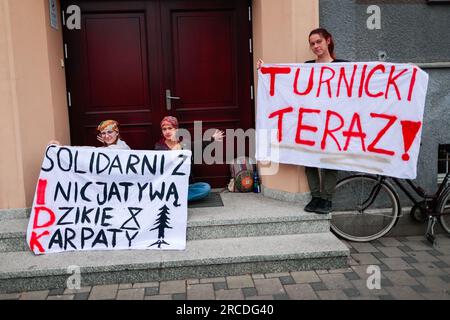 Wroclaw, Wroclaw, Polonia. 14 luglio 2023. Protesta contro gli ecologisti di fronte alla sede della direzione regionale delle foreste statali. Chiedono la fine della devastazione della foresta dei Carpazi, la creazione del Parco Nazionale di Turnicki e il rilascio degli attivisti detenuti il 13 luglio. Gli ambientalisti hanno incollato le mani alla porta, bloccando l'accesso all'ufficio. (Immagine di credito: © Krzysztof Zatycki/ZUMA Press Wire) SOLO USO EDITORIALE! Non per USO commerciale! Foto Stock