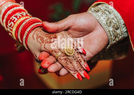 Coppia appena sposata che si tiene per mano, Bride e Groom Hands Foto Stock