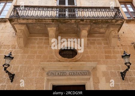 Mdina, Malta, 30 aprile 2023. Facciata di Palazzo Costanzo. In passato era la residenza di una nobile famiglia siciliana, essendo stata costruita nel 1666 Foto Stock