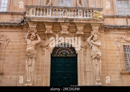 Mdina, Malta, 30 aprile 2023. Il Museo della Cattedrale di Mdina è ospitato in un magnifico edificio barocco sul lato destro della cattedrale, ad Archb Foto Stock