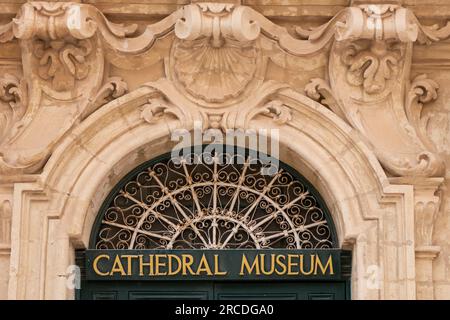 Mdina, Malta, 30 aprile 2023. Il Museo della Cattedrale di Mdina è ospitato in un magnifico edificio barocco sul lato destro della cattedrale, ad Archb Foto Stock