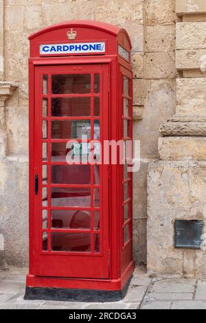 Mdina, Malta, 30 aprile 2023. Una vecchia cabina telefonica rossa inglese in una strada a Mdina Foto Stock
