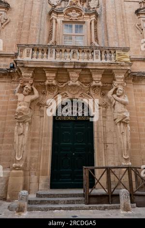 Mdina, Malta, 30 aprile 2023. Il Museo della Cattedrale di Mdina è ospitato in un magnifico edificio barocco sul lato destro della cattedrale, ad Archb Foto Stock