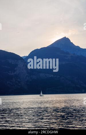 Barca a vela a Urnersee al tramonto vicino a Flüelen, Uri Foto Stock