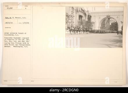 Un reggimento composto di regolari del 1°, 2°, 3°, 4°, 5°, E la 6th Divisions sono viste sfilare attraverso il Victory Arch alla 15th Street e alla Pennsylvania Avenue a Washington, D.C. La fotografia è numerata 63.856 ed è stata scattata da A.E. Warner. Fu emesso il 17 settembre 1919 come parte della First Division Parade a Washington Un simbolo A è stato assegnato all'immagine insieme alla descrizione "Takes 9/17/19 First Division Parade at Washington, D.C." La fotografia contiene anche le note "THEE 9063856". Foto Stock